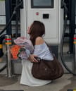 バックル リバーシブル ショルダーバッグ ブラウン 画像 1