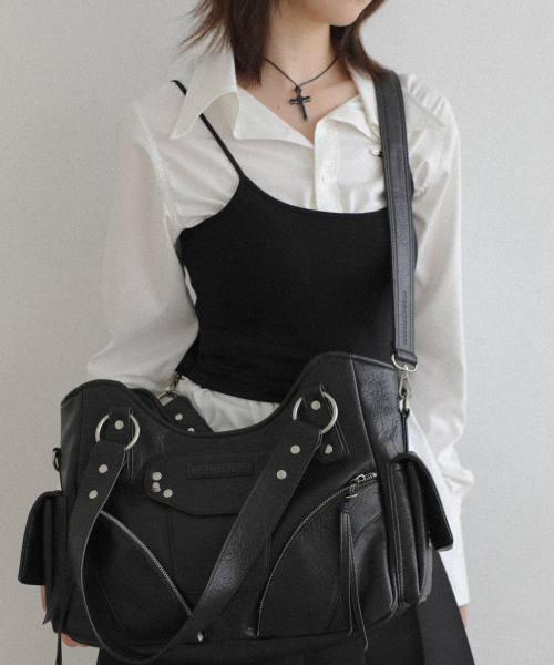 이우가마카라스(IUGAMAKARAS) Studded Leather Shoulder Bag (Black) 이미지 2