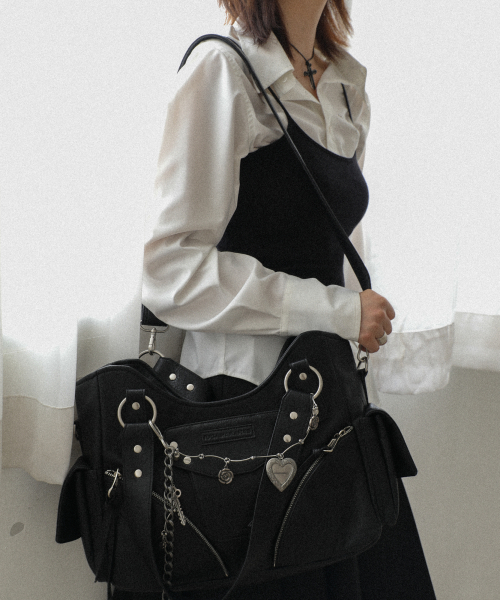 이우가마카라스(IUGAMAKARAS) Studded Leather Shoulder Bag (Black) 이미지 4