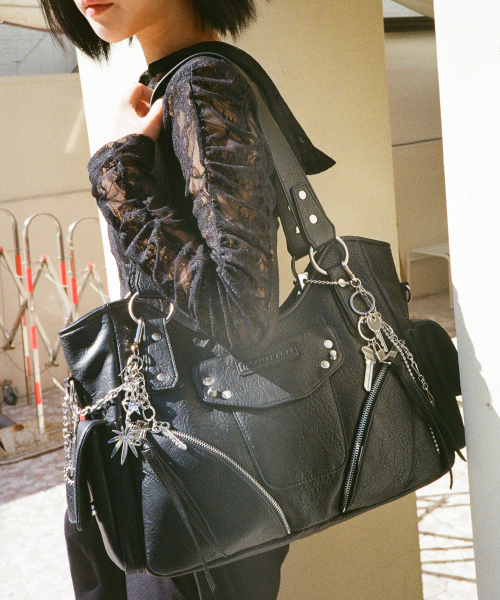 이우가마카라스(IUGAMAKARAS) Studded Leather Shoulder Bag (Black) 이미지 7