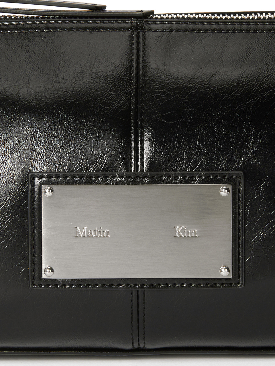 MATIN KIM 마뗑킴(MATIN KIM) BUCKLE STRAP SHOULDER BAG IN BLACK 이미지 4