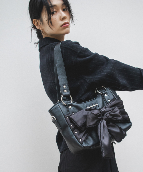 이우가마카라스(IUGAMAKARAS) Laced Ribbon Leather Shoulder Bag (Black) 이미지 3