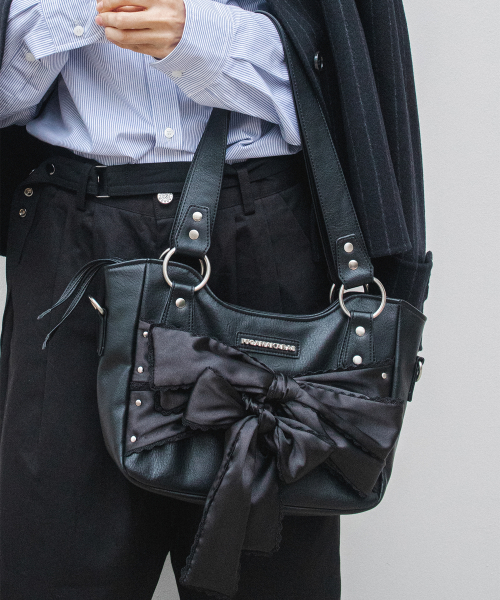 이우가마카라스(IUGAMAKARAS) Laced Ribbon Leather Shoulder Bag (Black) 이미지 4