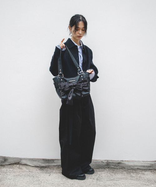 이우가마카라스(IUGAMAKARAS) Laced Ribbon Leather Shoulder Bag (Black) 이미지 5