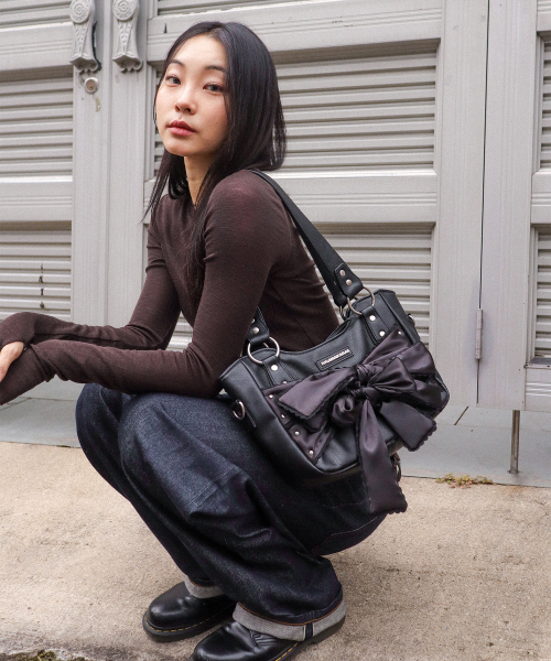 이우가마카라스(IUGAMAKARAS) Laced Ribbon Leather Shoulder Bag (Black) 이미지 6