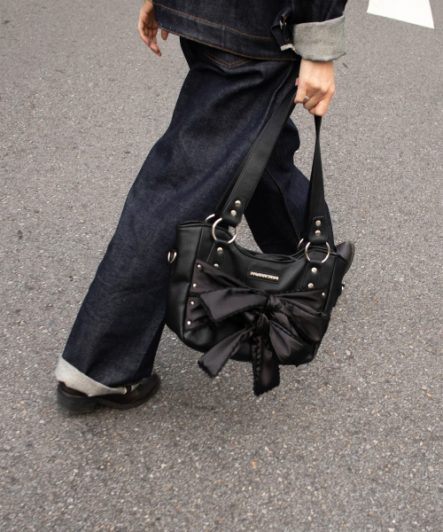 이우가마카라스(IUGAMAKARAS) Laced Ribbon Leather Shoulder Bag (Black) 이미지 7