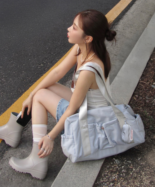 glossy shoulder duffel bag_Mist blue