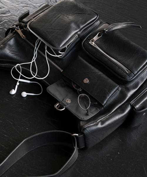 IUGAMAKARAS 이우가마카라스(IUGAMAKARAS) Multi Pocket Leather Bag (Black) 이미지 2