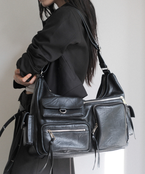 IUGAMAKARAS 이우가마카라스(IUGAMAKARAS) Multi Pocket Leather Bag (Black) 이미지 3