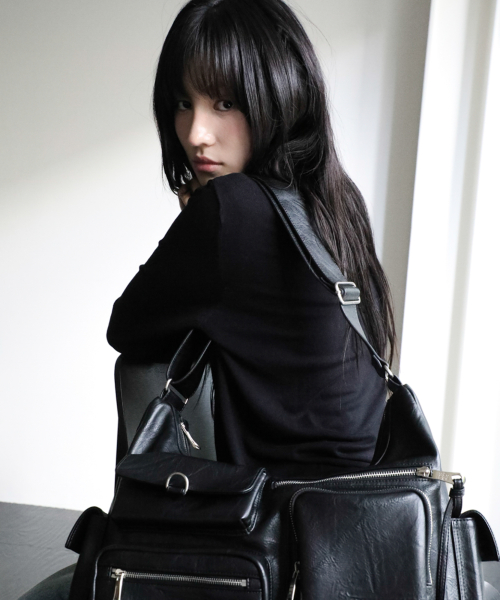 IUGAMAKARAS 이우가마카라스(IUGAMAKARAS) Multi Pocket Leather Bag (Black) 이미지 8