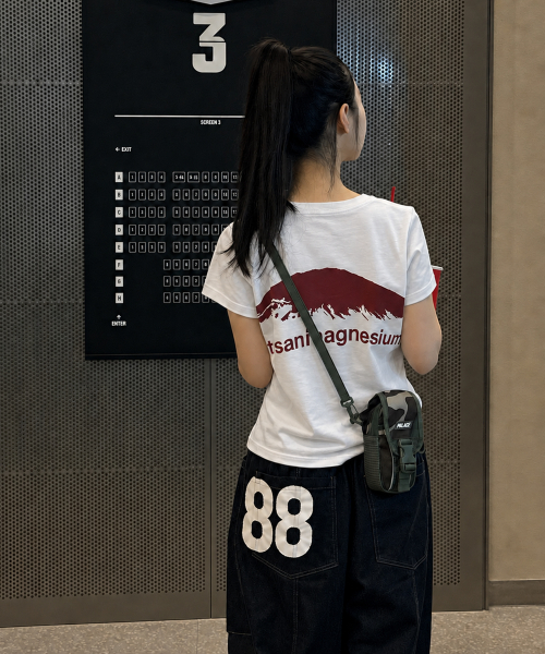 マウンテンTシャツ ホワイト/レッド 炭酸マグネシウム アウトドアグラフィックティー 画像 3